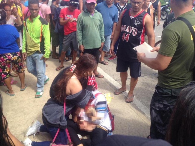 Đang tr&ecirc;n xe m&aacute;y về nh&agrave;, mẹ kh&oacute;c ngất khi con trai 19 th&aacute;ng tuổi bỗng tử vong ngay trước mắt v&igrave; một chiếc khăn - Ảnh 1.