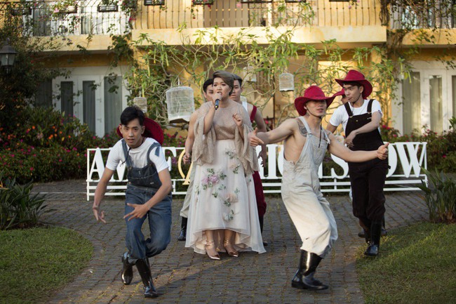 Diện &aacute;o d&agrave;i thướt tha nhưng g&oacute;c nghi&ecirc;ng của Nam Em khiến kh&aacute;n giả thắc mắc - Ảnh 6.