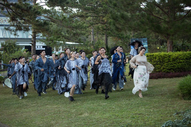 Diện &aacute;o d&agrave;i thướt tha nhưng g&oacute;c nghi&ecirc;ng của Nam Em khiến kh&aacute;n giả thắc mắc - Ảnh 7.