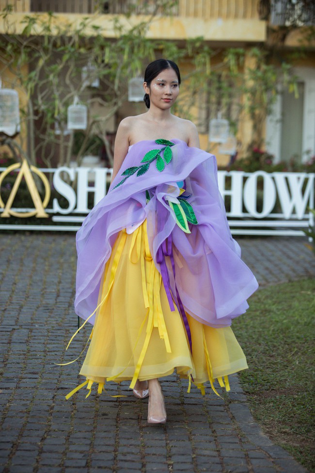 Diện &aacute;o d&agrave;i thướt tha nhưng g&oacute;c nghi&ecirc;ng của Nam Em khiến kh&aacute;n giả thắc mắc - Ảnh 11.