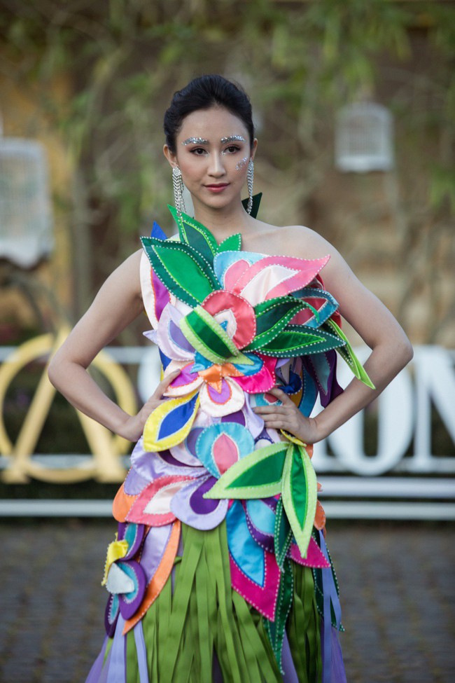 Diện &aacute;o d&agrave;i thướt tha nhưng g&oacute;c nghi&ecirc;ng của Nam Em khiến kh&aacute;n giả thắc mắc - Ảnh 12.