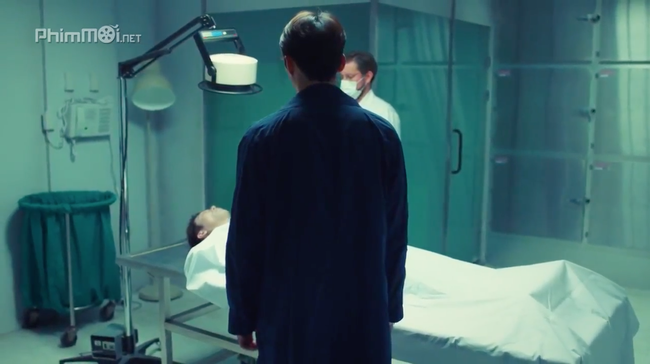 Hyun Bị bị kẻ từ c&otilde;i chết quay về &aacute;m s&aacute;t, t&eacute; lầu ngay trước mặt Park Shin Hye - Ảnh 1.