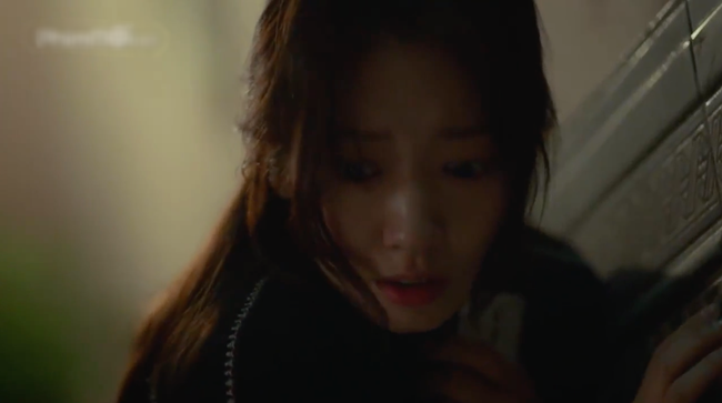 Hyun Bị bị kẻ từ c&otilde;i chết quay về &aacute;m s&aacute;t, t&eacute; lầu ngay trước mặt Park Shin Hye - Ảnh 12.