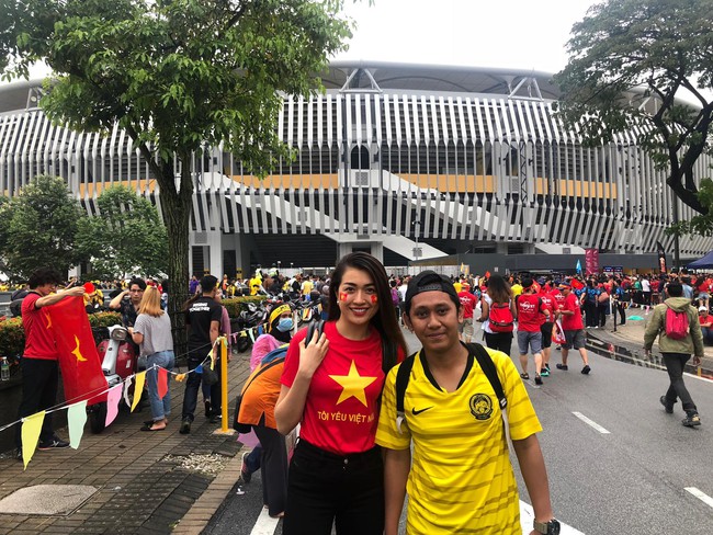 Lệ Hằng tiết lộ những ấm ức khi phải ngồi giữa rừng cổ động vi&ecirc;n Malaysia kh&ocirc;ng d&aacute;m cổ vũ cho đội nh&agrave; - Ảnh 3.