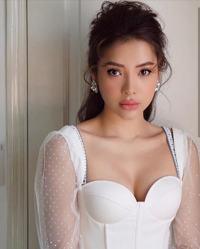 Soi nhất cử nhất động của sao Việt (11/12) - Ảnh 1.