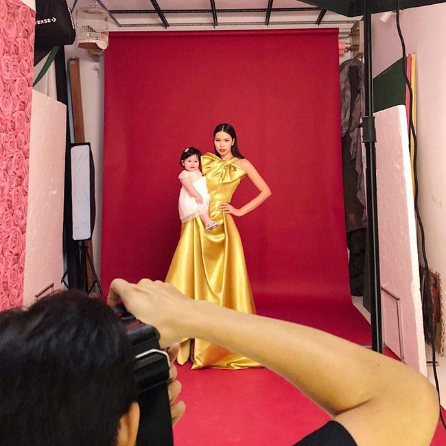 Soi nhất cử nhất động của sao Việt (11/12) - Ảnh 4.