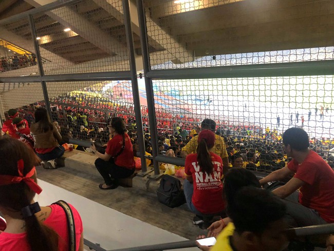 Lệ Hằng tiết lộ những ấm ức khi phải ngồi giữa rừng cổ động vi&ecirc;n Malaysia kh&ocirc;ng d&aacute;m cổ vũ cho đội nh&agrave; - Ảnh 2.