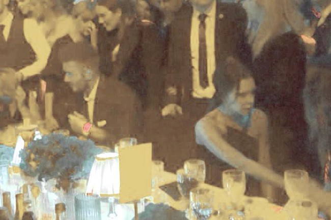 Vợ chồng Beckham nắm chặt tay trước ống k&iacute;nh, nhưng khi v&agrave;o dự tiệc lại c&oacute; th&aacute;i độ kh&aacute;c hẳn - Ảnh 1.