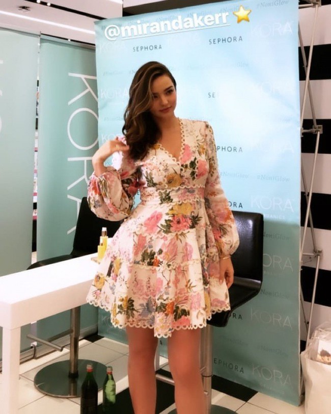 Miranda Kerr xuất hiện vui vẻ sau khi bị đ&ograve;i chiếc piano do tỷ ph&uacute; d&ugrave;ng h&agrave;ng chục tỷ tiền tham nhũng mua tặng - Ảnh 1.