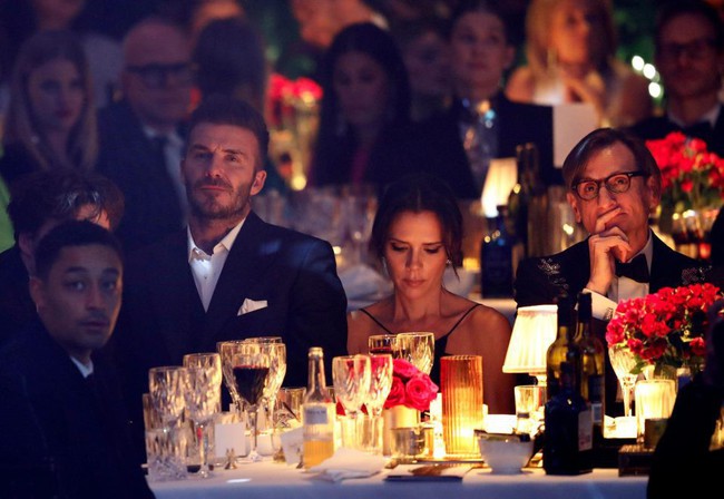 Vợ chồng Beckham nắm chặt tay trước ống k&iacute;nh, nhưng khi v&agrave;o dự tiệc lại c&oacute; th&aacute;i độ kh&aacute;c hẳn - Ảnh 2.