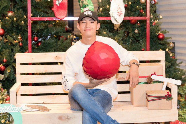 Hoa Hậu con nh&agrave; gi&agrave;u Jolie Nguyễn l&agrave;m qu&agrave; gi&aacute;ng sinh tặng trẻ em ngh&egrave;o - Ảnh 10.