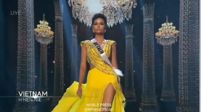 Cận cảnh m&agrave;n tr&igrave;nh diễn trang phục dạ hội như si&ecirc;u mẫu của HHen Ni&ecirc; tại b&aacute;n kết Miss Universe 2018 - Ảnh 4.