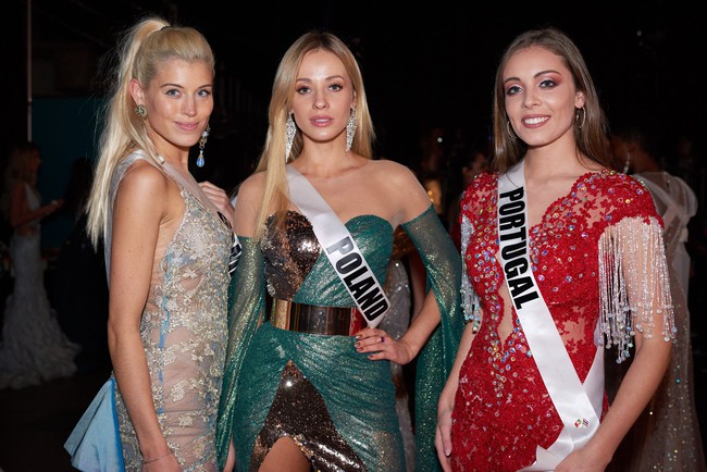 Cận cảnh m&agrave;n tr&igrave;nh diễn trang phục dạ hội như si&ecirc;u mẫu của HHen Ni&ecirc; tại b&aacute;n kết Miss Universe 2018 - Ảnh 8.