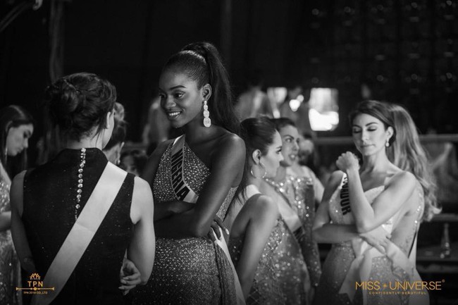 Cận cảnh m&agrave;n tr&igrave;nh diễn trang phục dạ hội như si&ecirc;u mẫu của HHen Ni&ecirc; tại b&aacute;n kết Miss Universe 2018 - Ảnh 10.