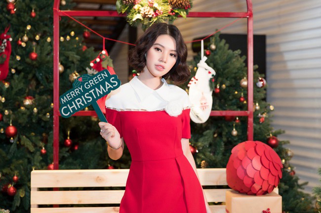 Hoa Hậu con nh&agrave; gi&agrave;u Jolie Nguyễn l&agrave;m qu&agrave; gi&aacute;ng sinh tặng trẻ em ngh&egrave;o - Ảnh 1.