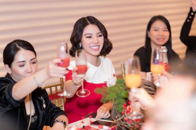 Hoa Hậu con nh&agrave; gi&agrave;u Jolie Nguyễn l&agrave;m qu&agrave; gi&aacute;ng sinh tặng trẻ em ngh&egrave;o - Ảnh 6.