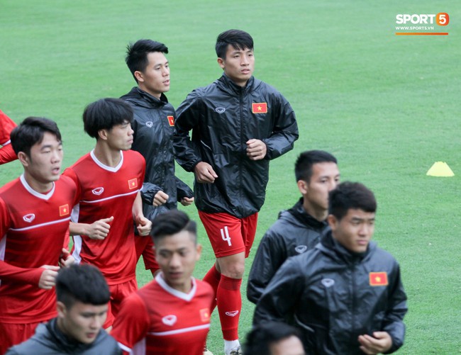 Mạnh gắt bị nhắc nhở trước to&agrave;n đội v&igrave; pha đ&aacute;nh nguội đội trưởng Malaysia - Ảnh 13.