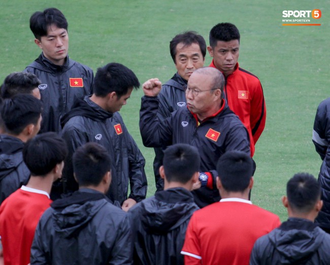 Mạnh gắt bị nhắc nhở trước to&agrave;n đội v&igrave; pha đ&aacute;nh nguội đội trưởng Malaysia - Ảnh 4.