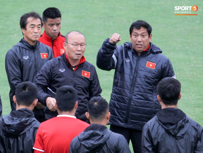 Mạnh gắt bị nhắc nhở trước to&agrave;n đội v&igrave; pha đ&aacute;nh nguội đội trưởng Malaysia - Ảnh 5.