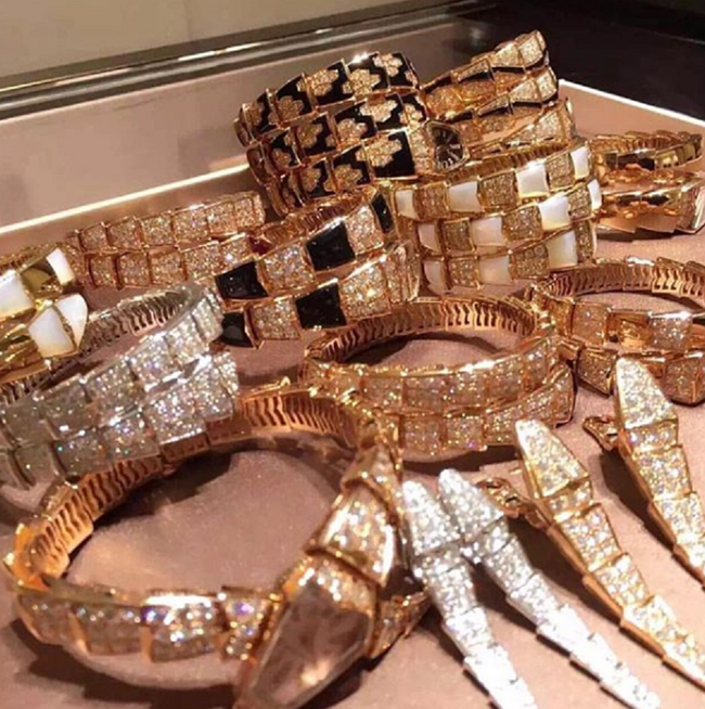 Loạt ảnh cho thấy mức độ gi&agrave;u c&oacute; khủng khiếp của c&aacute;c tiểu thư giới thượng lưu ở Trung Quốc - Ảnh 5.