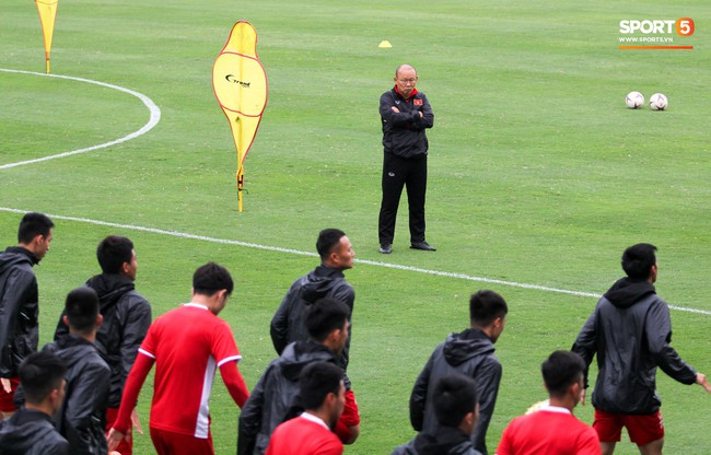 Mạnh gắt bị nhắc nhở trước to&agrave;n đội v&igrave; pha đ&aacute;nh nguội đội trưởng Malaysia - Ảnh 7.