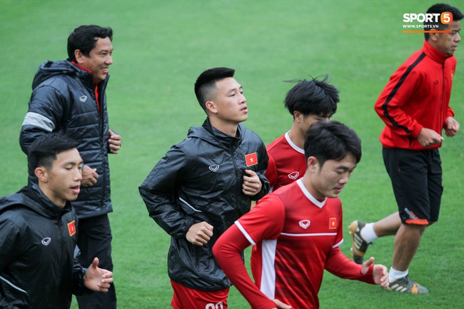 Mạnh gắt bị nhắc nhở trước to&agrave;n đội v&igrave; pha đ&aacute;nh nguội đội trưởng Malaysia - Ảnh 8.