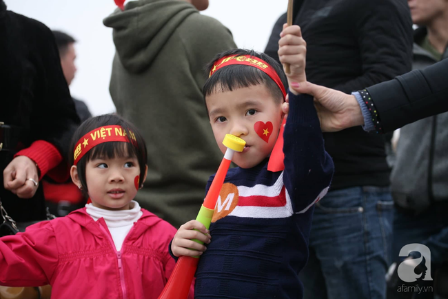 D&agrave;n cổ động vi&ecirc;n nh&iacute; xinh xắn nổi bật giữa h&agrave;ng ngh&igrave;n người h&acirc;m mộ đến s&acirc;n Mỹ Đ&igrave;nh trước giờ chung kết - Ảnh 10.