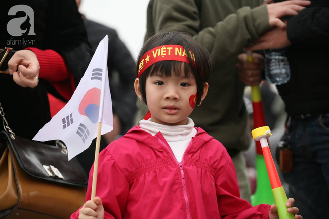 D&agrave;n cổ động vi&ecirc;n nh&iacute; xinh xắn nổi bật giữa h&agrave;ng ngh&igrave;n người h&acirc;m mộ đến s&acirc;n Mỹ Đ&igrave;nh trước giờ chung kết - Ảnh 4.