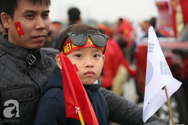 D&agrave;n cổ động vi&ecirc;n nh&iacute; xinh xắn nổi bật giữa h&agrave;ng ngh&igrave;n người h&acirc;m mộ đến s&acirc;n Mỹ Đ&igrave;nh trước giờ chung kết - Ảnh 8.