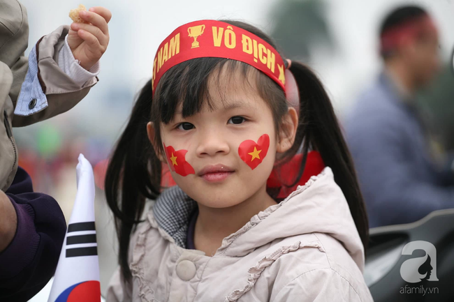 D&agrave;n cổ động vi&ecirc;n nh&iacute; xinh xắn nổi bật giữa h&agrave;ng ngh&igrave;n người h&acirc;m mộ đến s&acirc;n Mỹ Đ&igrave;nh trước giờ chung kết - Ảnh 2.