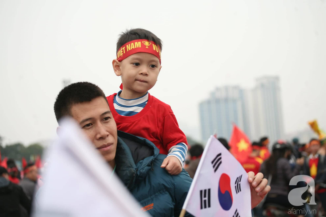 D&agrave;n cổ động vi&ecirc;n nh&iacute; xinh xắn nổi bật giữa h&agrave;ng ngh&igrave;n người h&acirc;m mộ đến s&acirc;n Mỹ Đ&igrave;nh trước giờ chung kết - Ảnh 7.