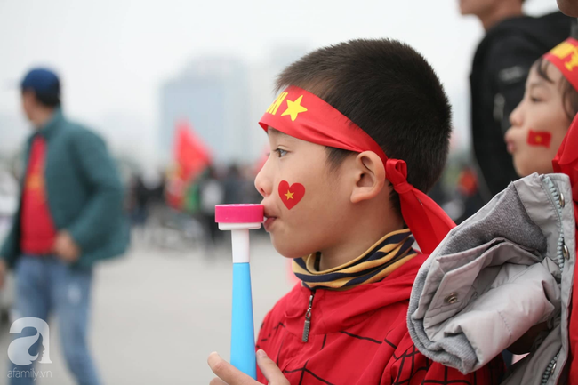 D&agrave;n cổ động vi&ecirc;n nh&iacute; xinh xắn nổi bật giữa h&agrave;ng ngh&igrave;n người h&acirc;m mộ đến s&acirc;n Mỹ Đ&igrave;nh trước giờ chung kết - Ảnh 5.