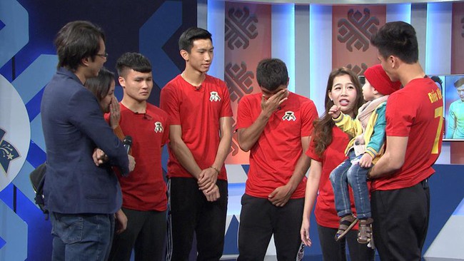 Vài giờ đồng hồ trước chung kết AFF Cup, cầu thủ ĐT Việt Nam gây xúc động với cuộc gặp gỡ cậu bé ung thư - Ảnh 2.