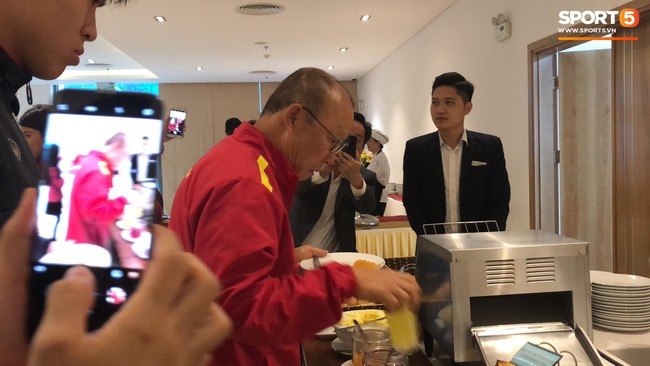 Gặp đội tuyển Việt Nam đi ăn s&aacute;ng, người h&acirc;m mộ v&acirc;y k&iacute;n chụp h&igrave;nh c&ugrave;ng c&aacute;c thần tượng - Ảnh 2.