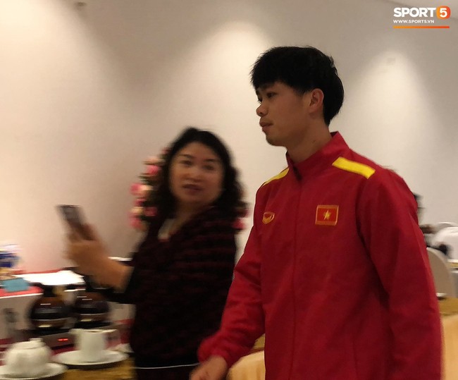 Gặp đội tuyển Việt Nam đi ăn s&aacute;ng, người h&acirc;m mộ v&acirc;y k&iacute;n chụp h&igrave;nh c&ugrave;ng c&aacute;c thần tượng - Ảnh 3.