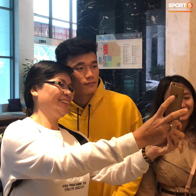 Gặp đội tuyển Việt Nam đi ăn s&aacute;ng, người h&acirc;m mộ v&acirc;y k&iacute;n chụp h&igrave;nh c&ugrave;ng c&aacute;c thần tượng - Ảnh 7.