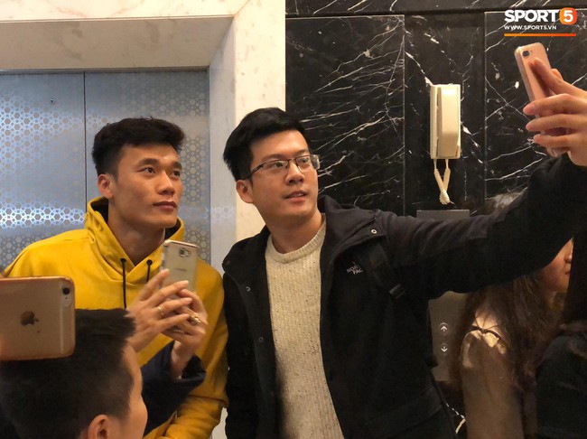 Gặp đội tuyển Việt Nam đi ăn s&aacute;ng, người h&acirc;m mộ v&acirc;y k&iacute;n chụp h&igrave;nh c&ugrave;ng c&aacute;c thần tượng - Ảnh 8.