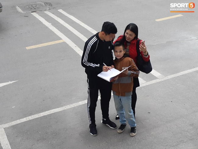 Gặp đội tuyển Việt Nam đi ăn s&aacute;ng, người h&acirc;m mộ v&acirc;y k&iacute;n chụp h&igrave;nh c&ugrave;ng c&aacute;c thần tượng - Ảnh 10.