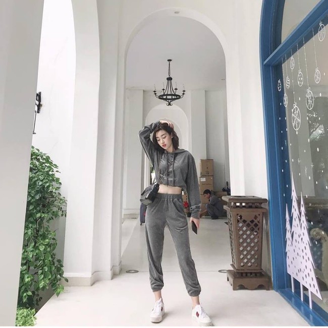 Soi nhất cử nhất động của sao Việt (17/12) - Ảnh 4.