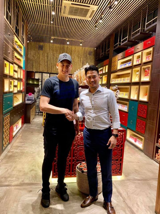 Bức ảnh em chồng Tăng Thanh H&agrave; chụp c&ugrave;ng Gấu Nga L&acirc;m T&acirc;y khiến d&acirc;n mạng thốt l&ecirc;n: 2 so&aacute;i ca trong một khung h&igrave;nh! - Ảnh 1.