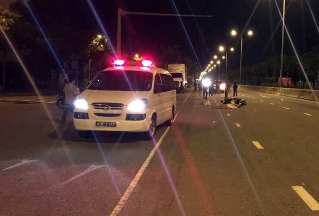 Xe m&aacute;y nổ lốp khi đang lưu th&ocirc;ng, c&ocirc; g&aacute;i đội mũ bảo hiểm dởm tử vong thương t&acirc;m v&igrave; bị chấn thương sọ n&atilde;o - Ảnh 2.