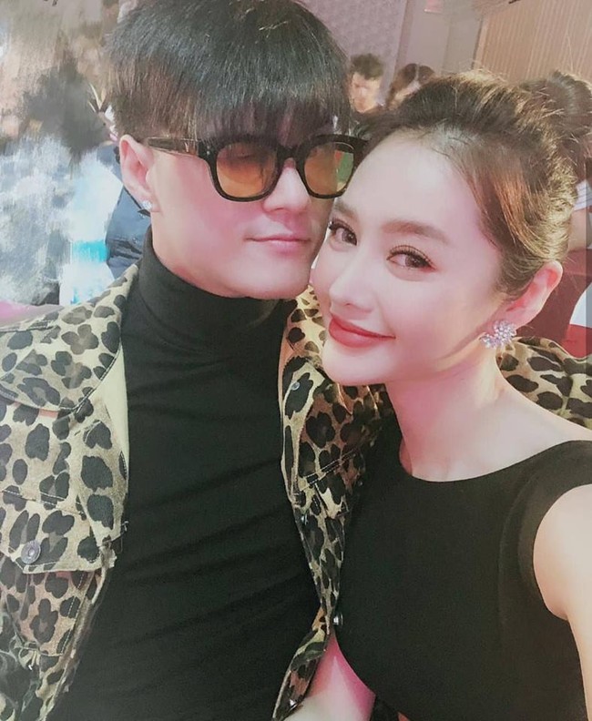 Soi nhất cử nhất động của sao Việt (19/12) - Ảnh 10.