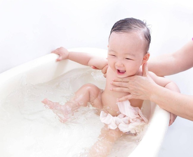 Một phút lơ là vì mải ăn cơm, bố mẹ khiến con 14 tháng tuổi chết đuối thương tâm trong xô nước nhà tắm - Ảnh 2.