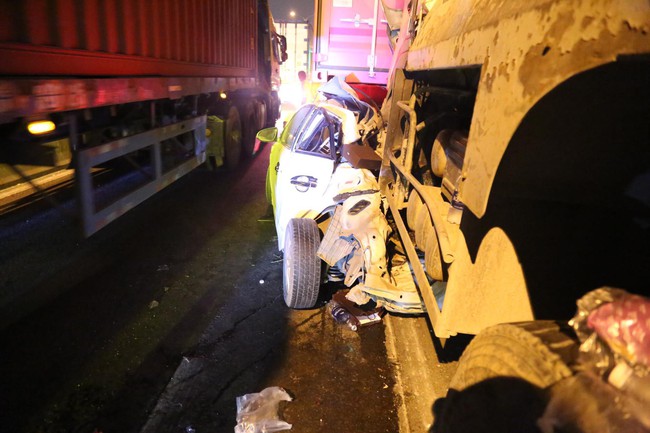 TP.HCM: Kinh ho&agrave;ng &ocirc; t&ocirc; 4 chỗ bị n&aacute;t b&eacute;t dưới gầm, kẹt giữa 2 xe container sau va chạm li&ecirc;n ho&agrave;n - Ảnh 1.