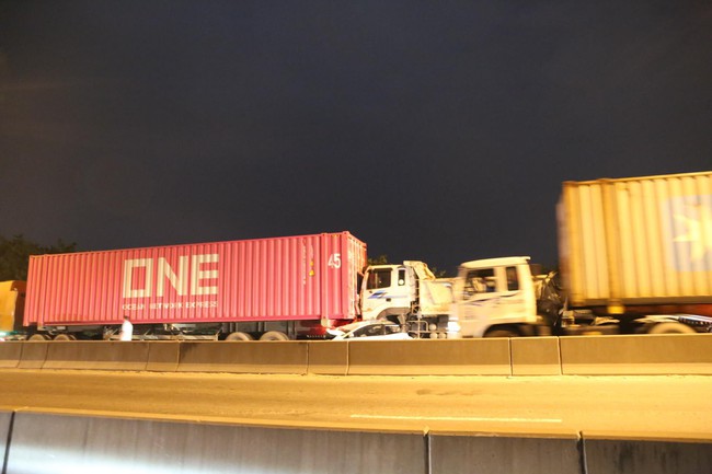 TP.HCM: Kinh ho&agrave;ng &ocirc; t&ocirc; 4 chỗ bị n&aacute;t b&eacute;t dưới gầm, kẹt giữa 2 xe container sau va chạm li&ecirc;n ho&agrave;n - Ảnh 2.