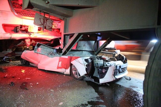 TP.HCM: Kinh ho&agrave;ng &ocirc; t&ocirc; 4 chỗ bị n&aacute;t b&eacute;t dưới gầm, kẹt giữa 2 xe container sau va chạm li&ecirc;n ho&agrave;n - Ảnh 3.