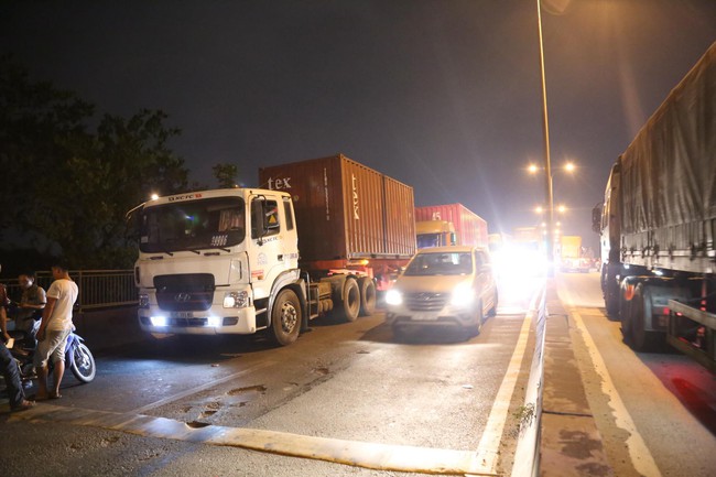 TP.HCM: Kinh ho&agrave;ng &ocirc; t&ocirc; 4 chỗ bị n&aacute;t b&eacute;t dưới gầm, kẹt giữa 2 xe container sau va chạm li&ecirc;n ho&agrave;n - Ảnh 4.