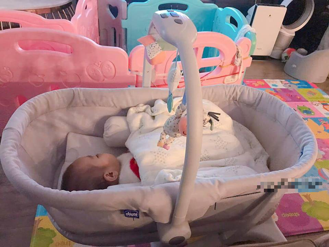 Hằng T&uacute;i x&uacute;c động ngắm chồng ngồi cả buổi cặm cụi dọn dẹp, sắm sửa đồ mới cho con g&aacute;i sắp sinh - Ảnh 3.