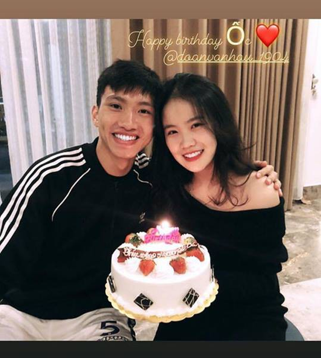 Bạn gái Văn Hậu đăng ảnh ôm bánh kem mừng sinh nhật 18 tuổi, nhưng fan đoán món quà to nhất là... - Ảnh 1.
