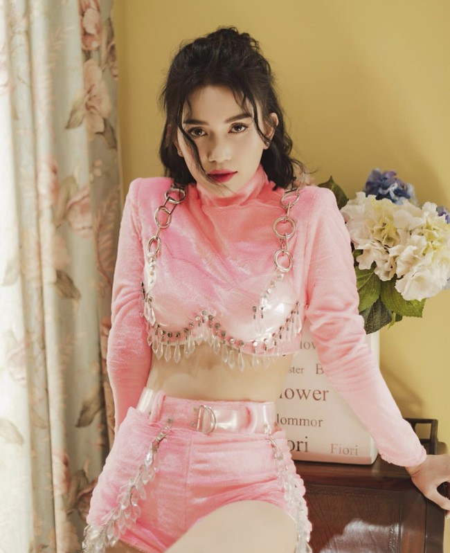 Soi nhất cử nhất động của sao Việt (19/12) - Ảnh 5.